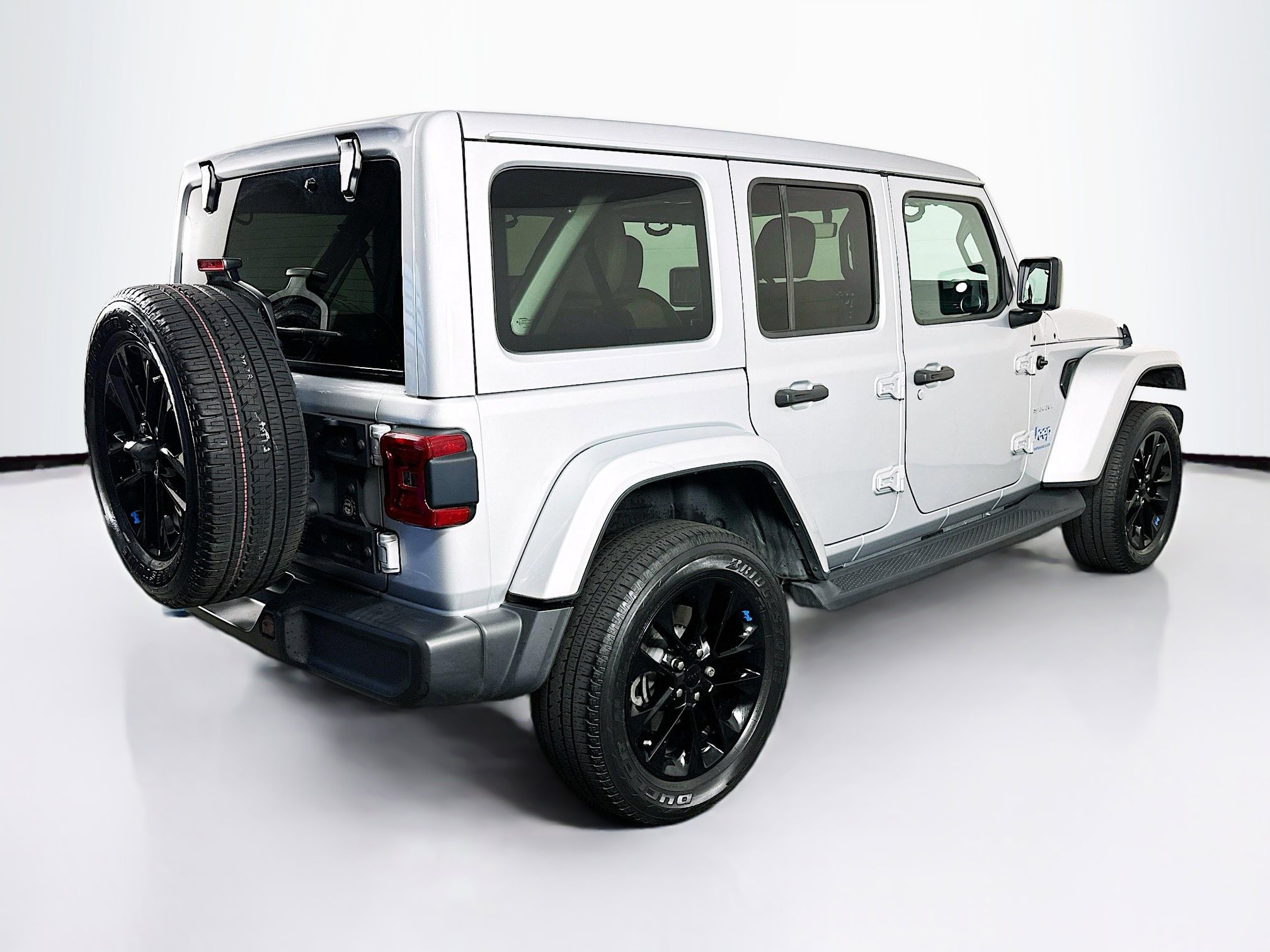 Used 2023 Jeep Wrangler Sahara w/ Cold Weather Group AWD/4WD image 9