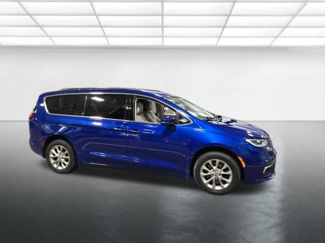 Used 2021 Chrysler Pacifica Touring-L w/ Premium & Safety Sphere Group AWD/4WD image 3