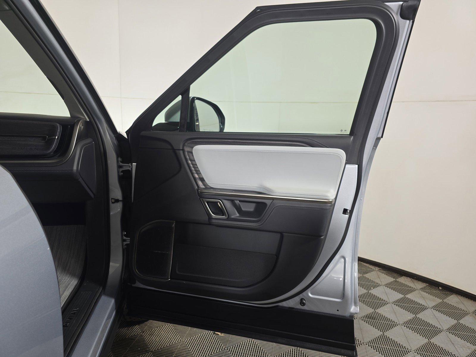 Used 2023 Rivian R1T Launch Edition image 18