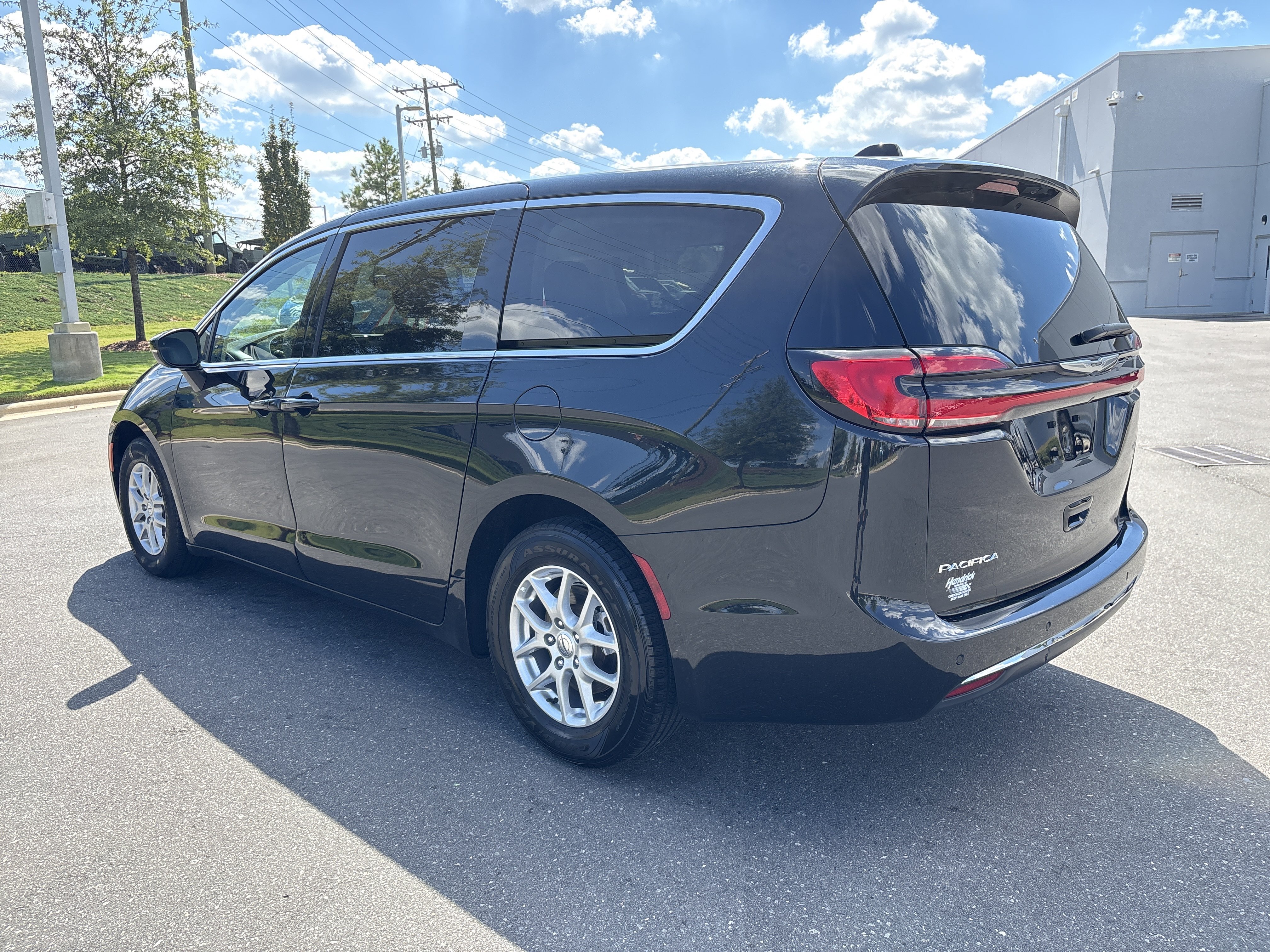 Used 2023 Chrysler Pacifica Touring-L FWD image 7