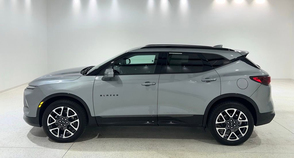 Used 2025 Chevrolet Blazer RS image 2