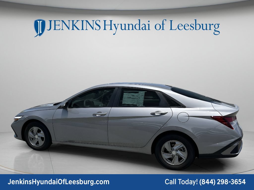 New 2025 Hyundai Elantra SE FWD image 8
