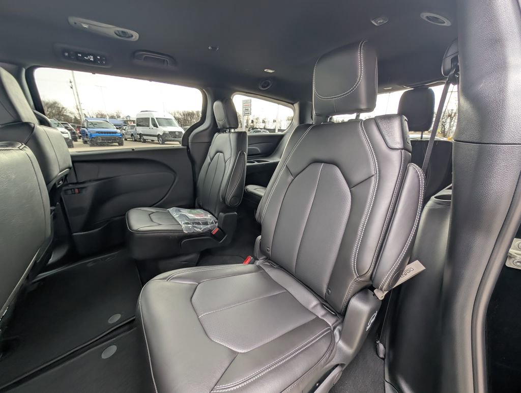 New 2026 Chrysler Pacifica Select image 13