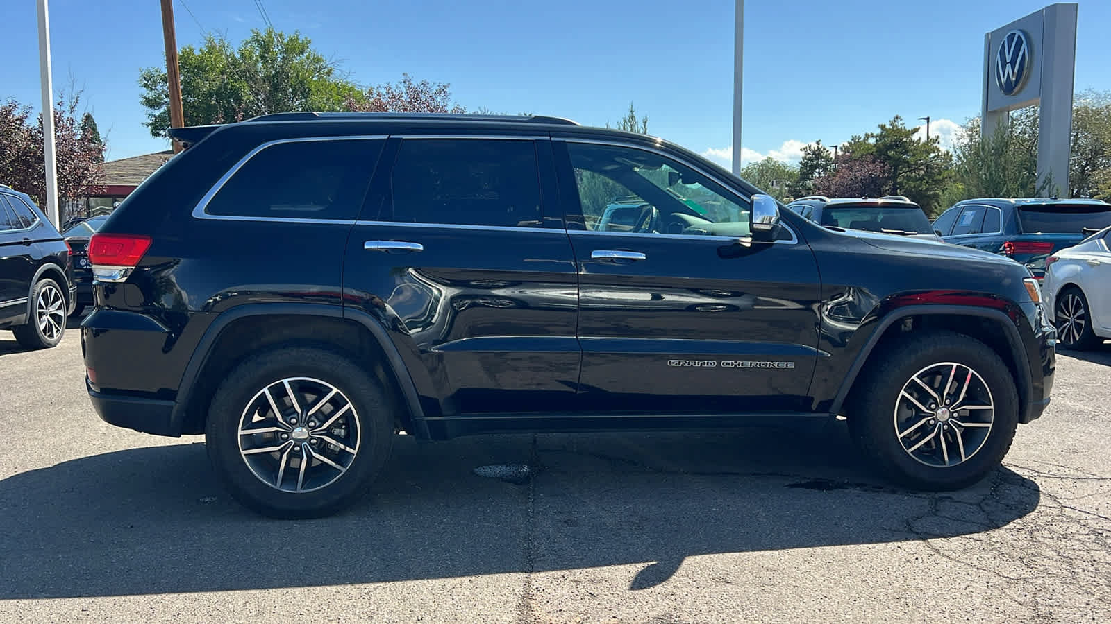 Used 2017 Jeep Grand Cherokee Limited w/ Luxury Group II AWD/4WD image 4