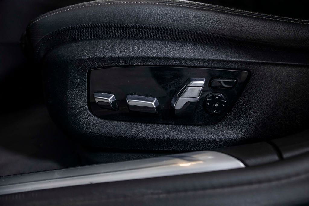 Used 2021 BMW 740i w/ M Sport Package RWD image 17