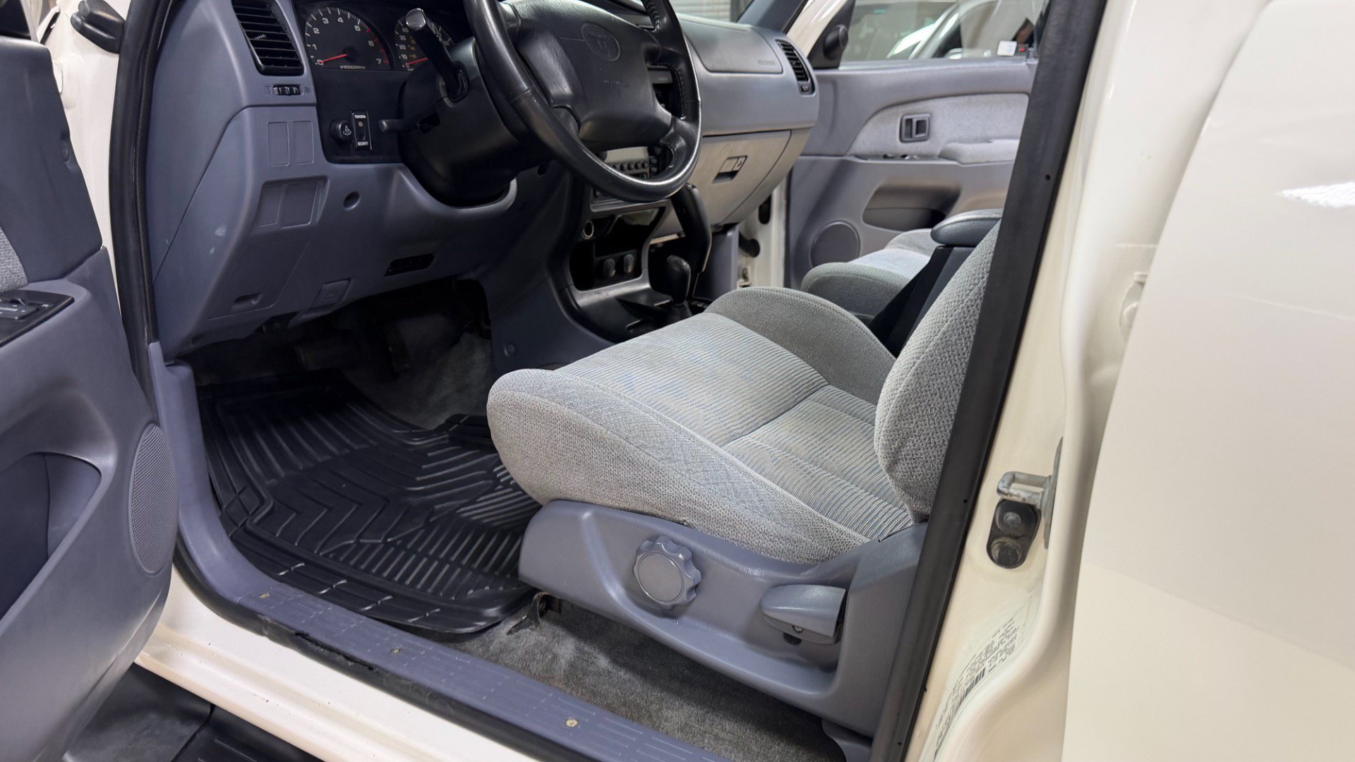 Used 2000 Toyota 4Runner SR5 w/ Upgrade Value Pkg 4 AWD/4WD image 25