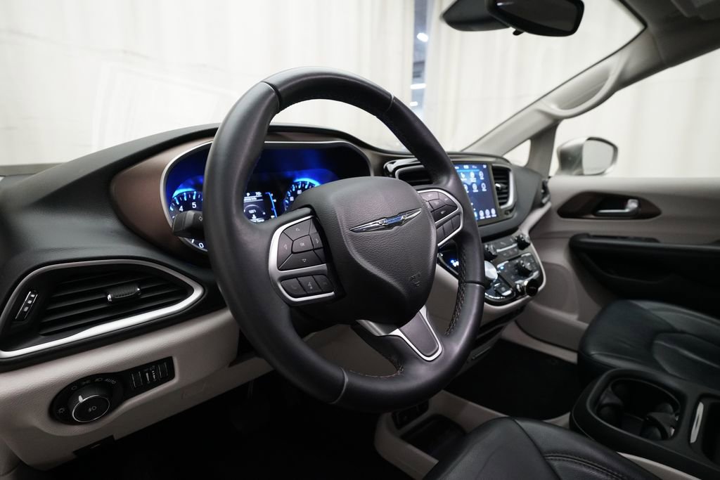 Used 2018 Chrysler Pacifica Touring-L w/ Premium Audio Group image 8