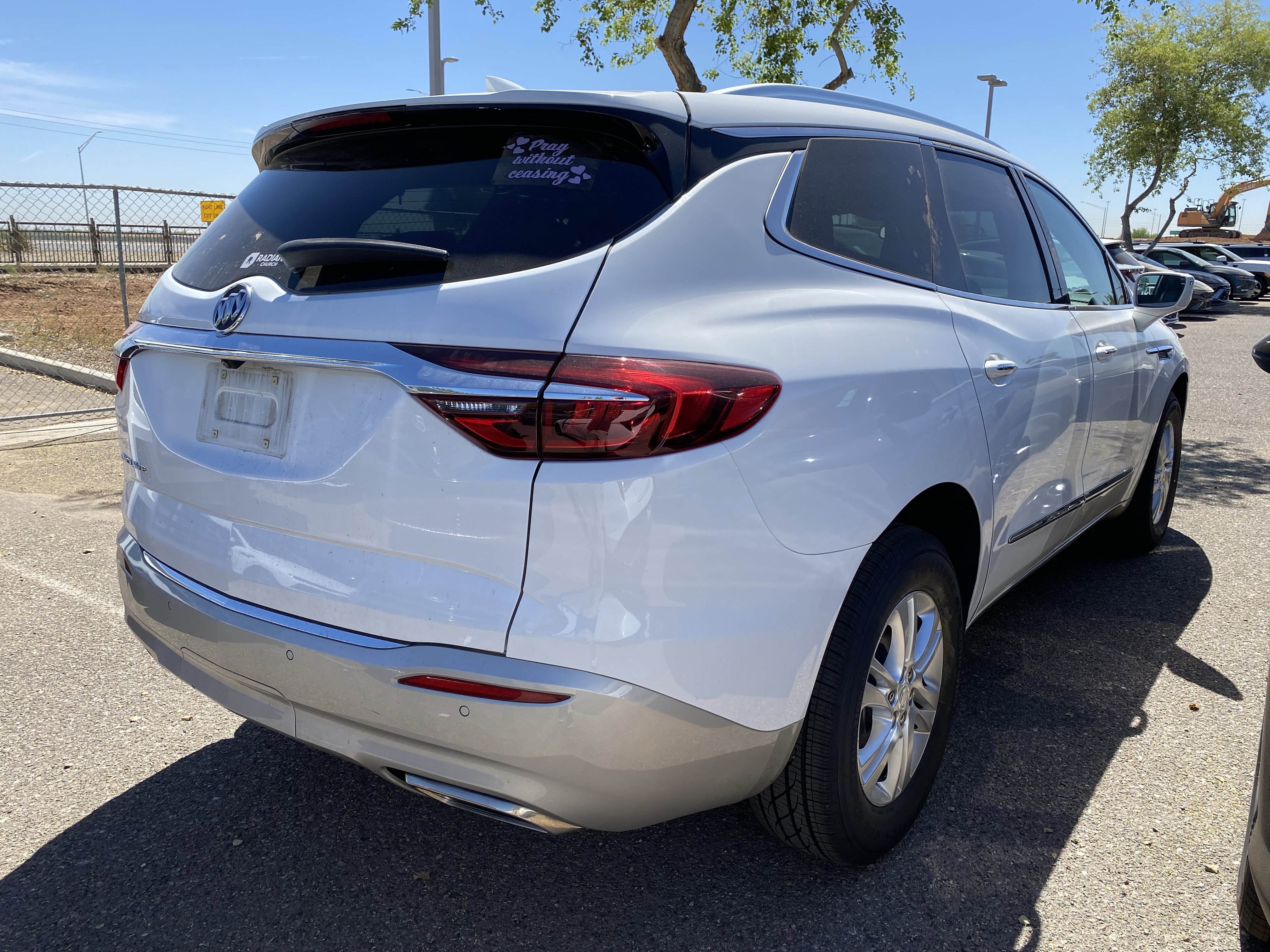 Used 2020 Buick Enclave Essence image 2