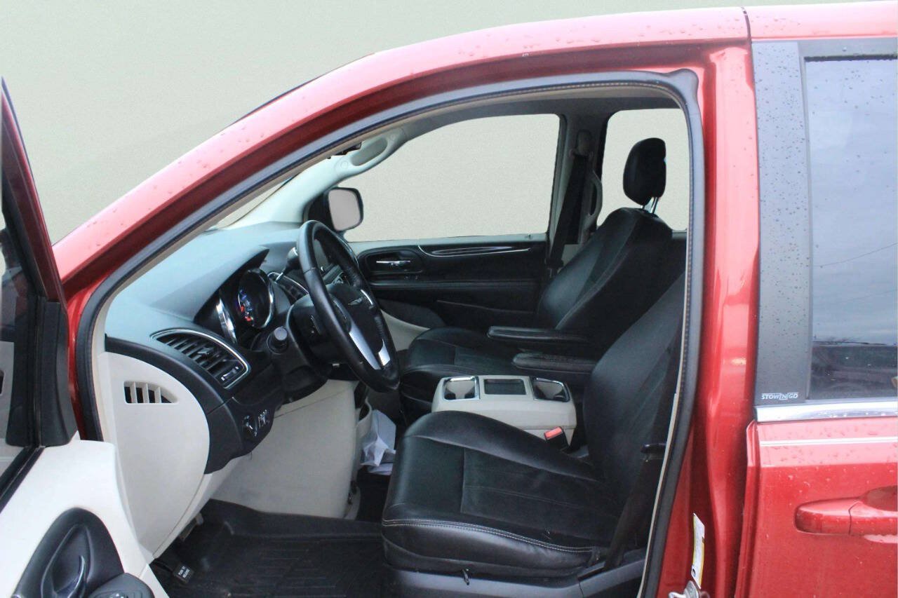 Used 2013 Chrysler Town & Country Touring w/ Trailer Tow Group FWD image 9