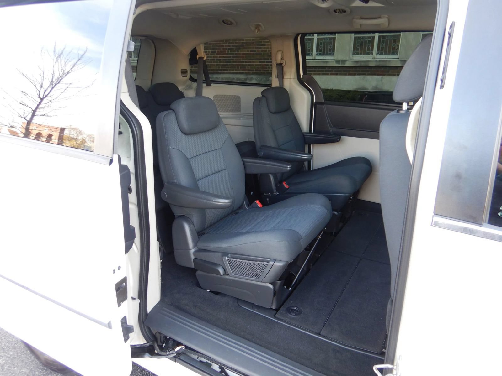 Used 2010 Dodge Grand Caravan SXT FWD image 19