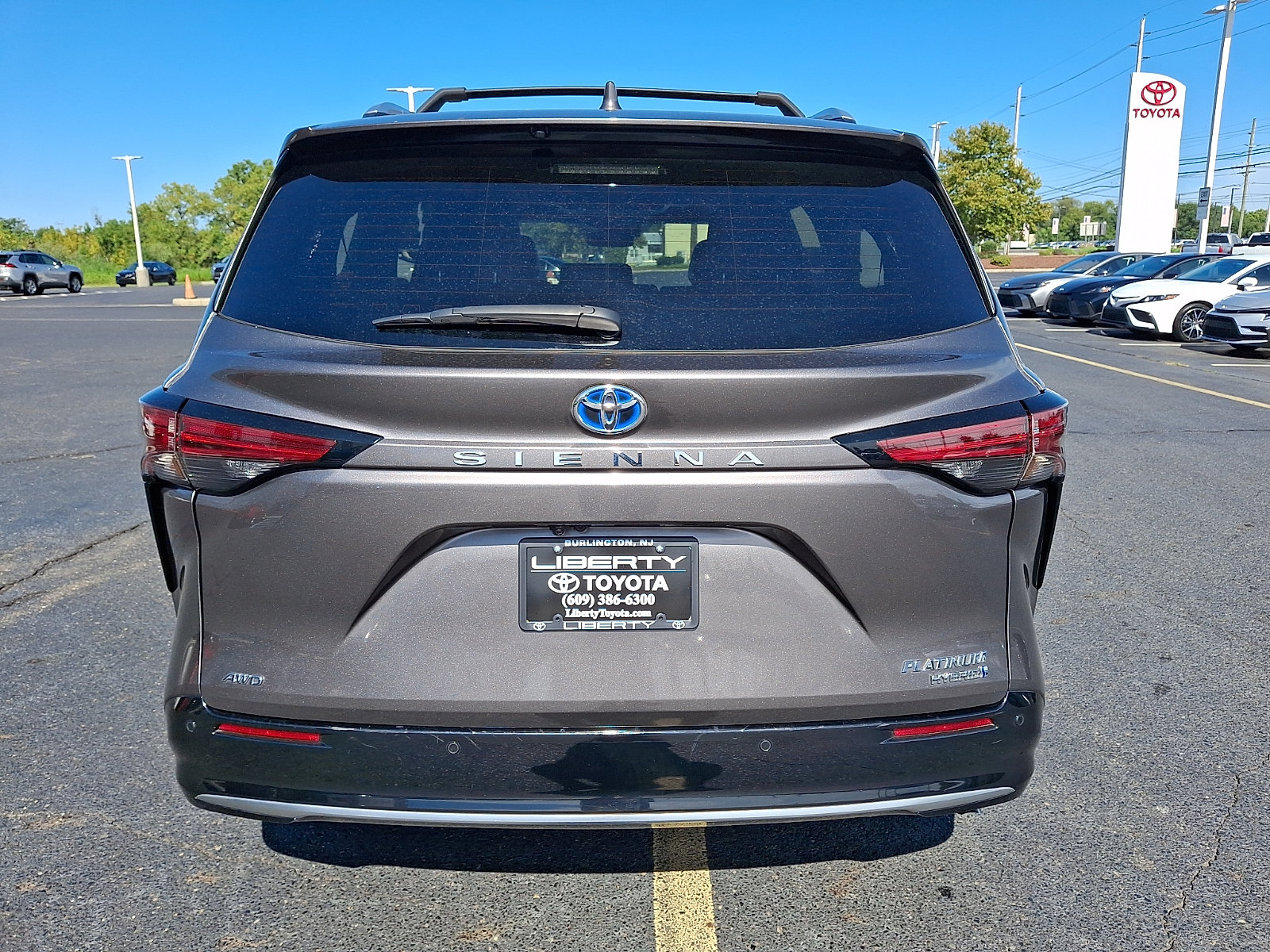 Used 2024 Toyota Sienna Platinum AWD/4WD image 5