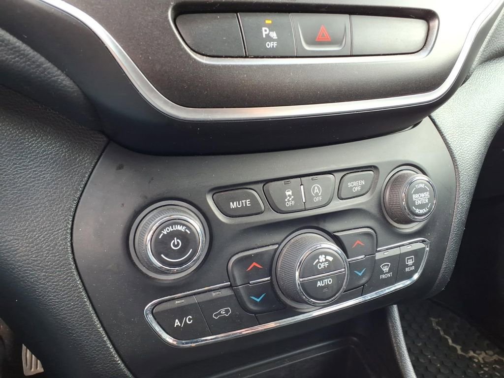 Used 2020 Jeep Cherokee Trailhawk image 9