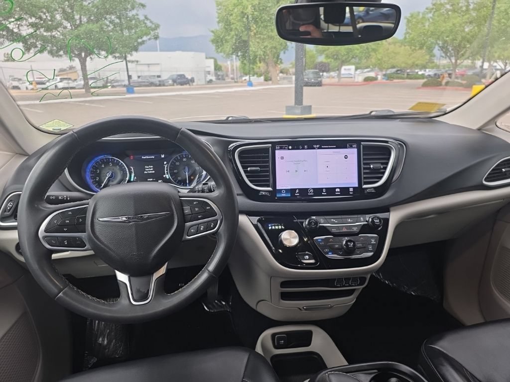 Used 2023 Chrysler Pacifica Touring-L FWD image 22