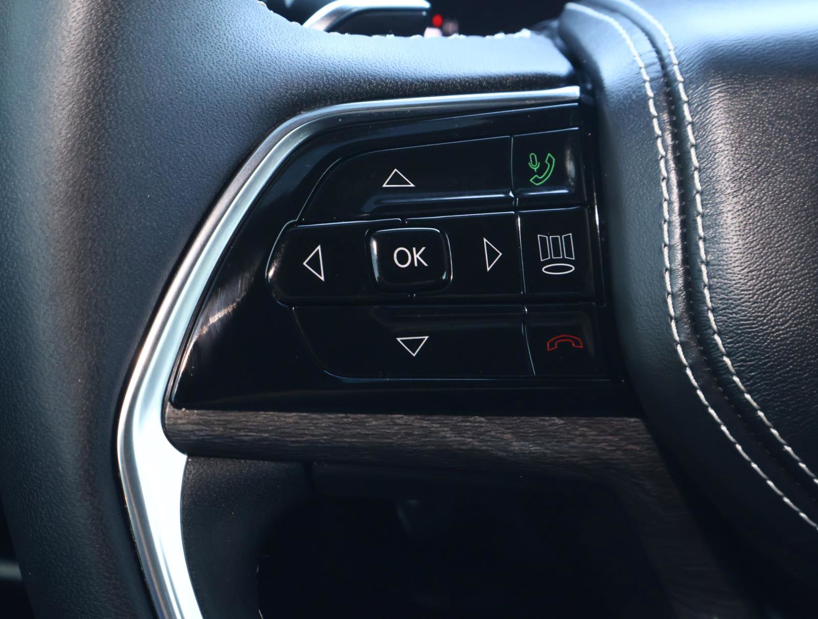 Used 2025 Jeep Grand Cherokee Overland image 27