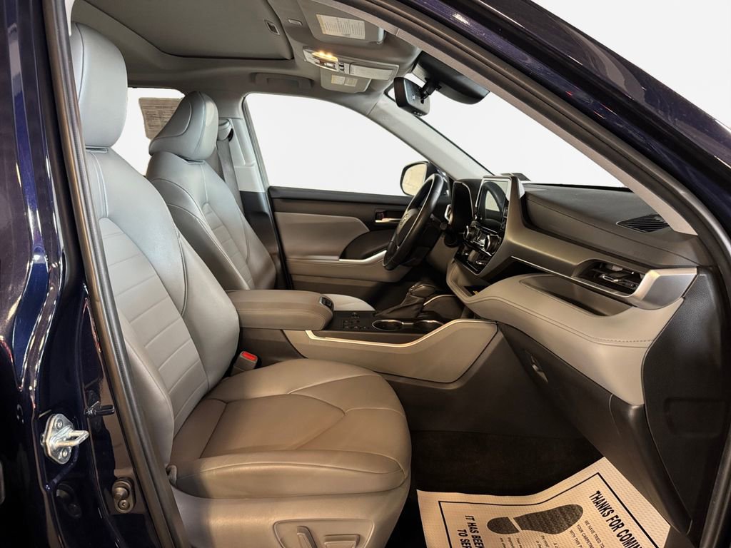 Used 2023 Toyota Highlander XLE image 26