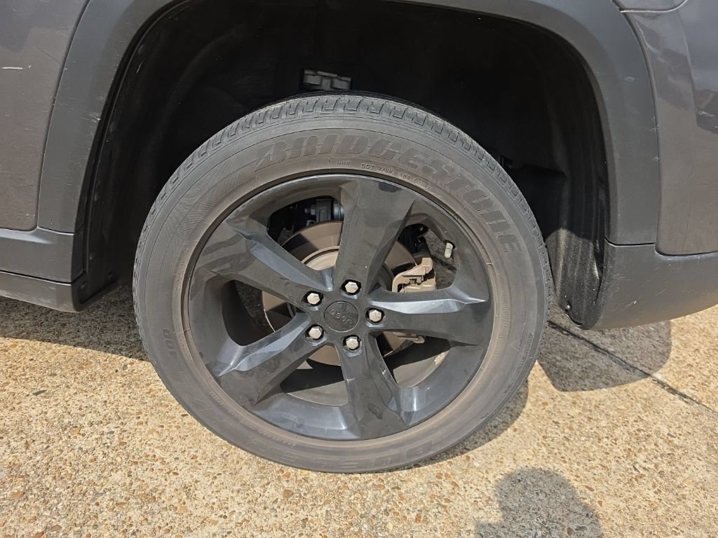 Used 2023 Jeep Grand Cherokee Altitude AWD/4WD image 13