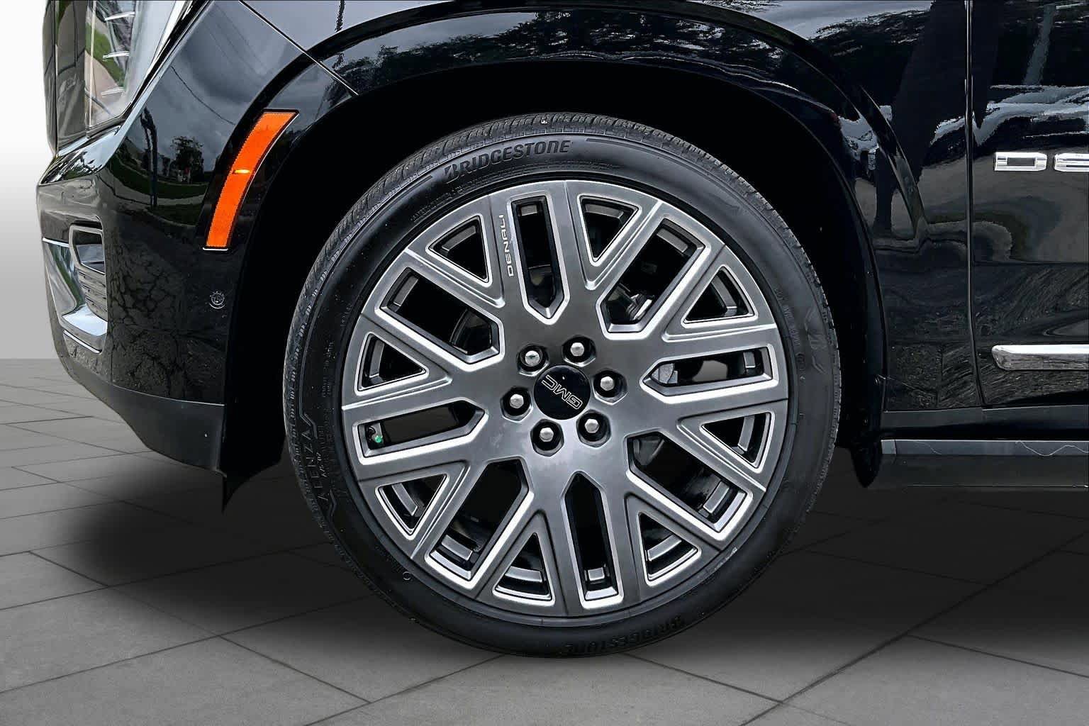 Used 2025 GMC Yukon Denali Ultimate AWD/4WD image 11