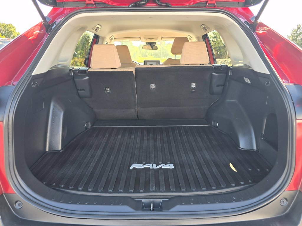Used 2021 Toyota RAV4 LE AWD/4WD image 13