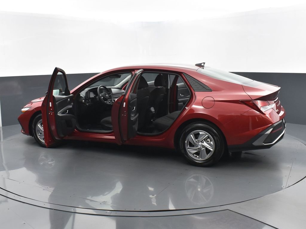 Used 2025 Hyundai Elantra SE image 31