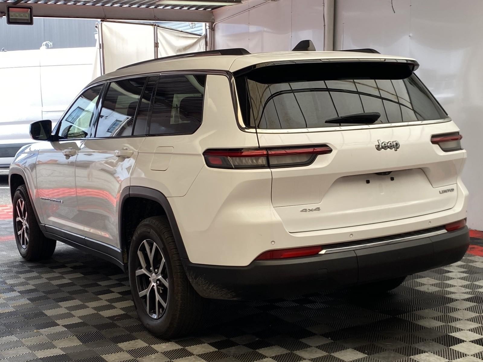 Used 2023 Jeep Grand Cherokee L Limited AWD/4WD image 4