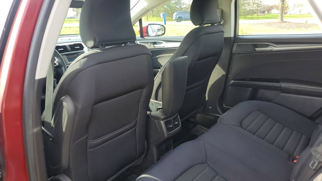 Used 2015 Ford Fusion SE FWD image 21