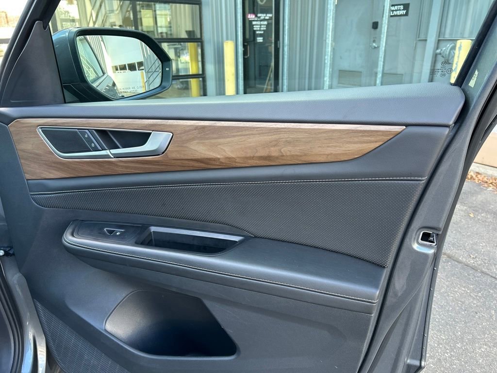 Used 2025 Volkswagen Atlas SE image 33