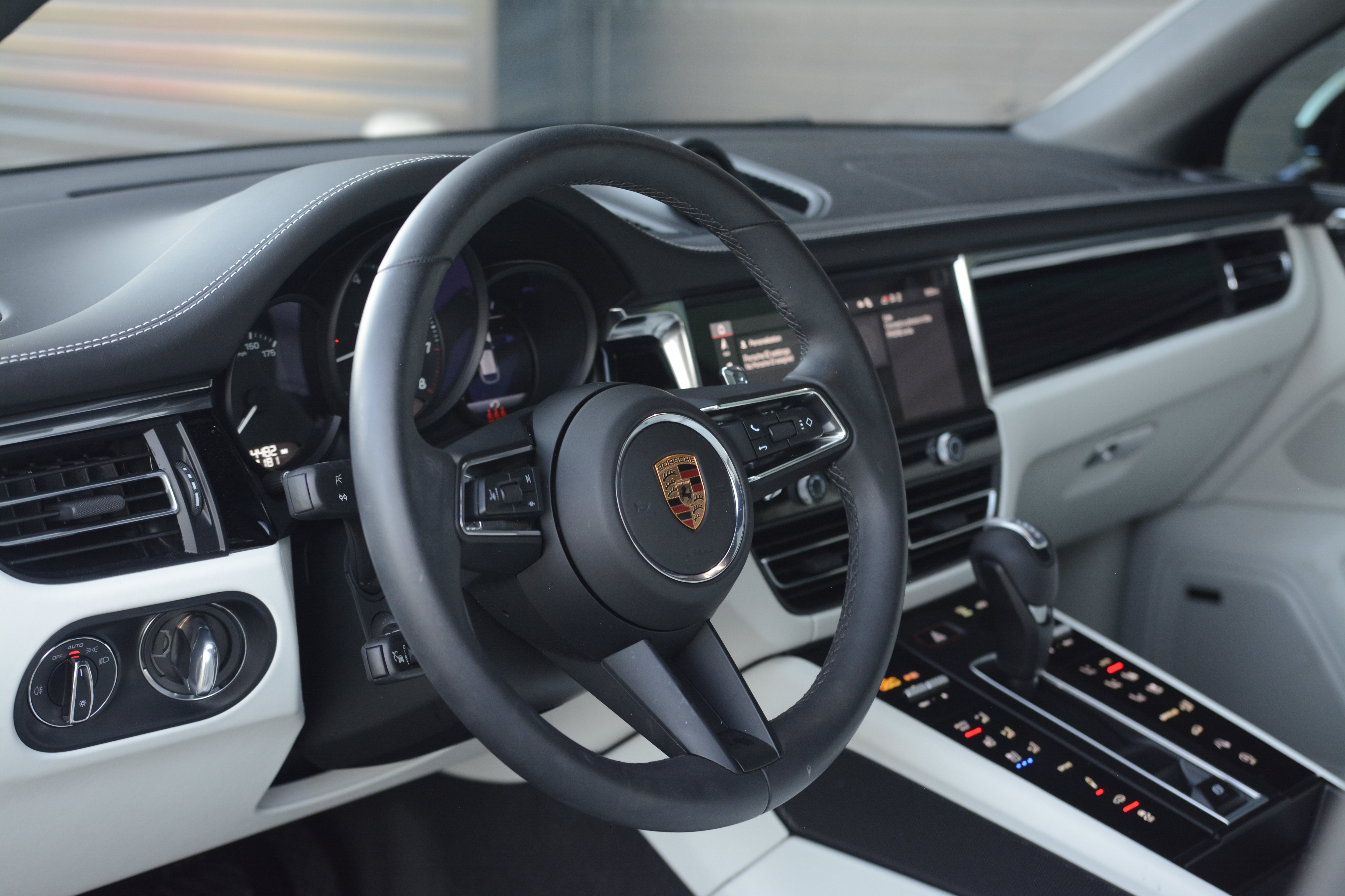 Certified 2026 Porsche Macan AWD/4WD image 4
