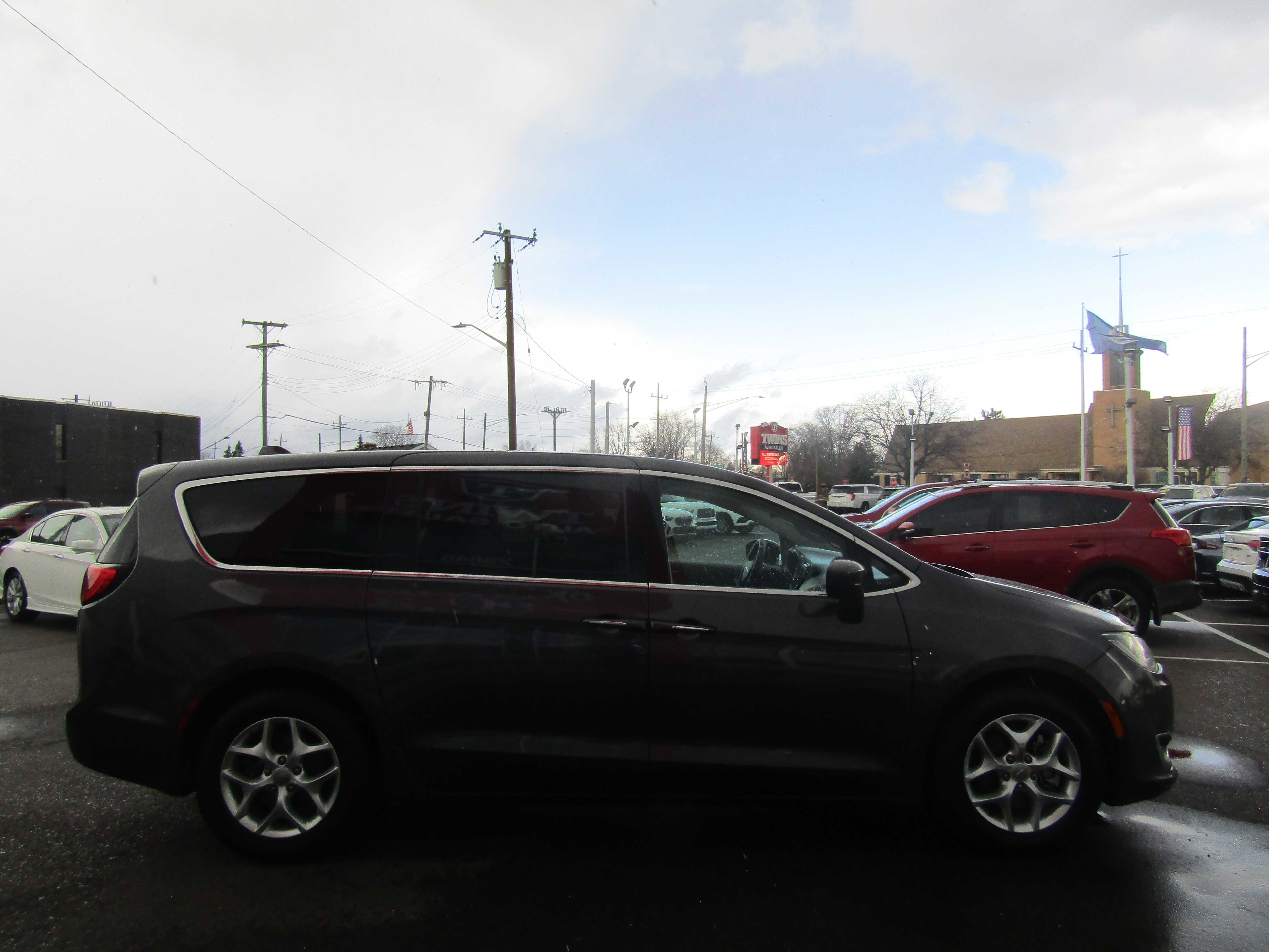 Used 2017 Chrysler Pacifica Touring Plus w/ Tire & Wheel Group FWD image 6