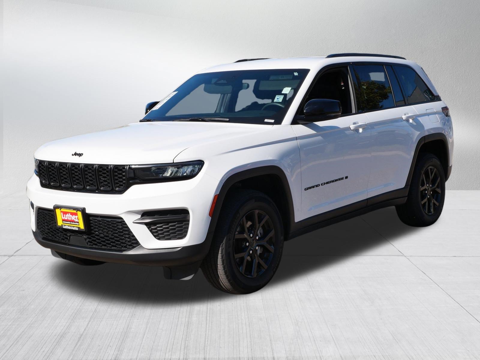 Used 2024 Jeep Grand Cherokee Altitude AWD/4WD image 3