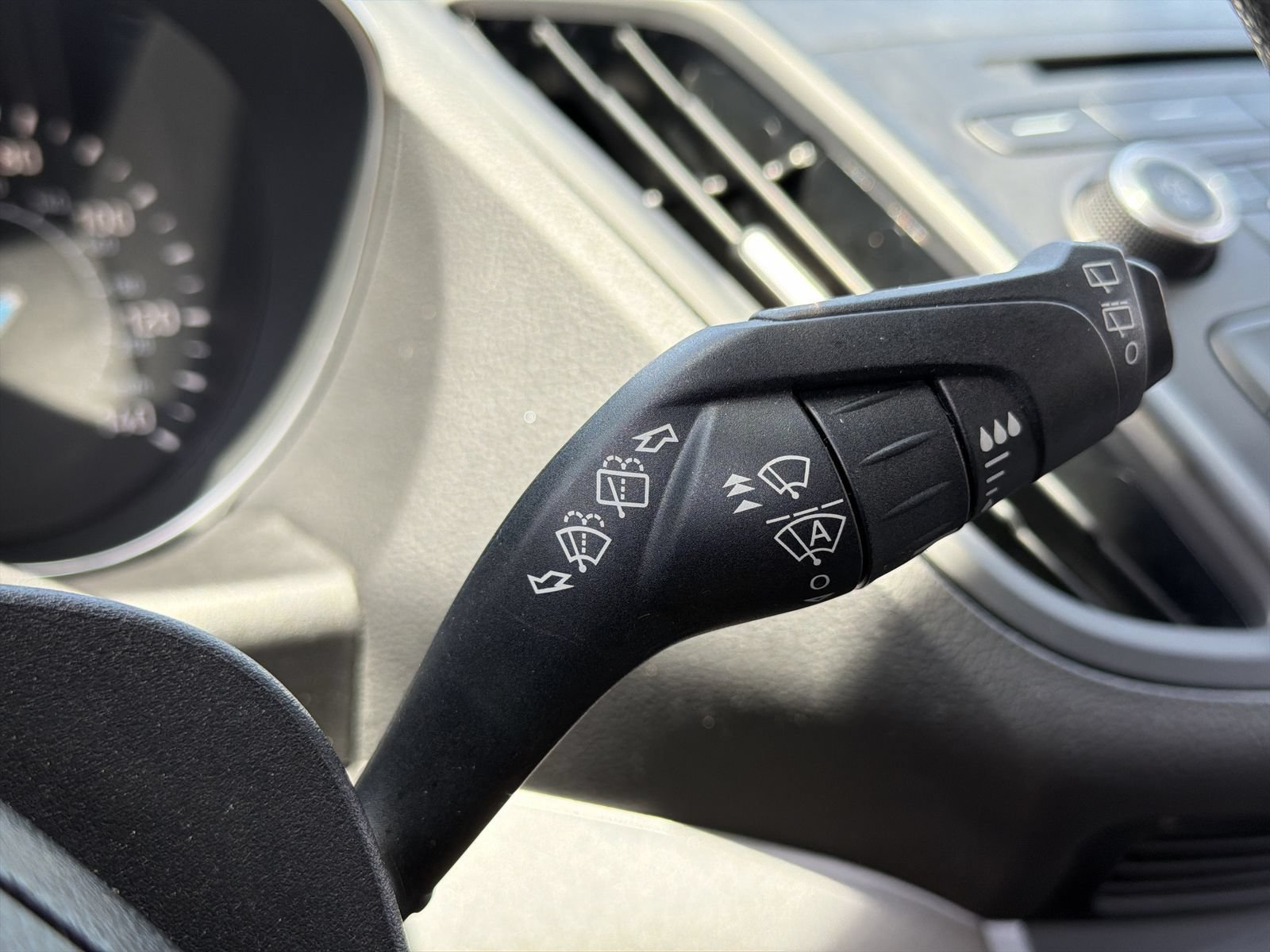 Used 2018 Ford Escape SE w/ Ford Safe & Smart Package FWD image 29