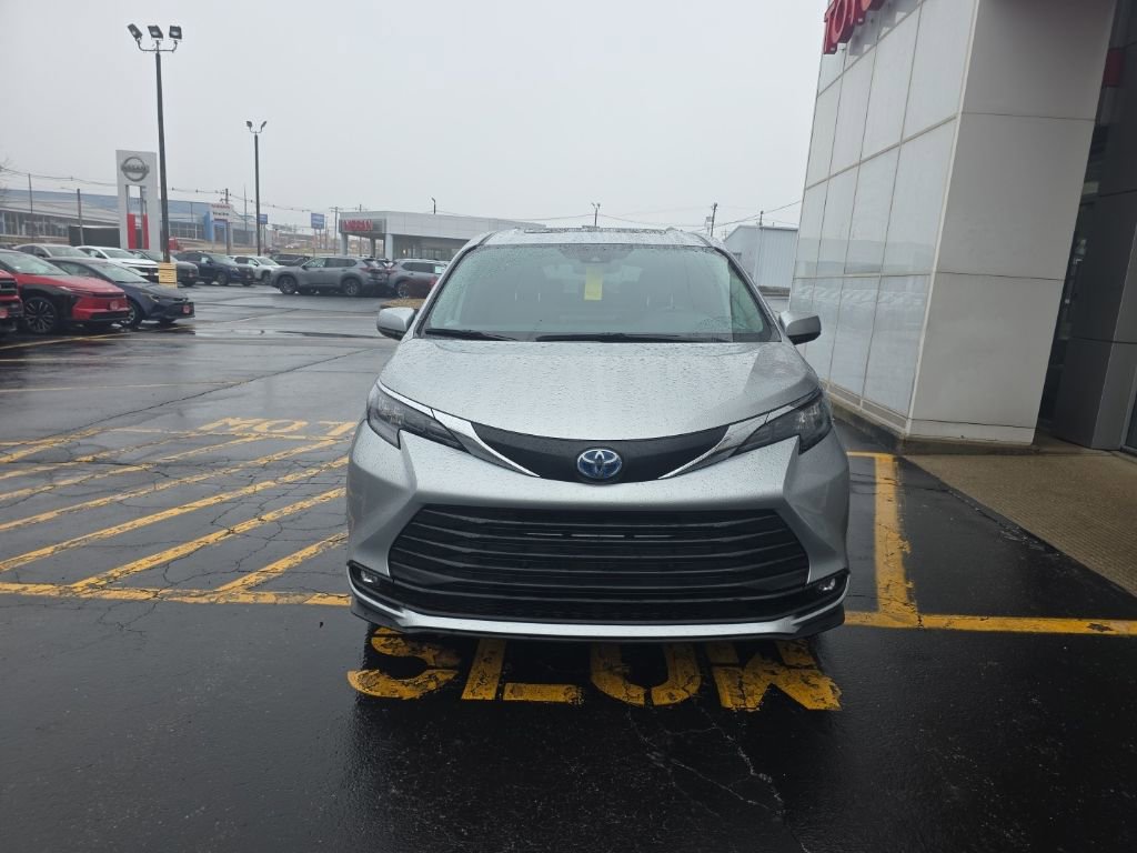 Used 2025 Toyota Sienna XLE image 10