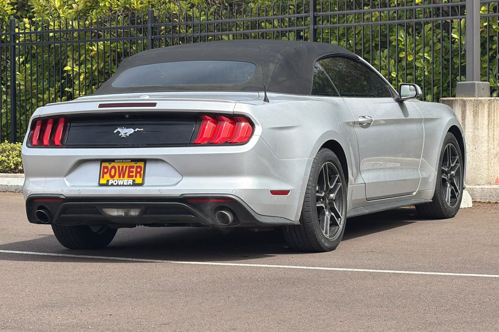 Used 2018 Ford Mustang Premium RWD image 4