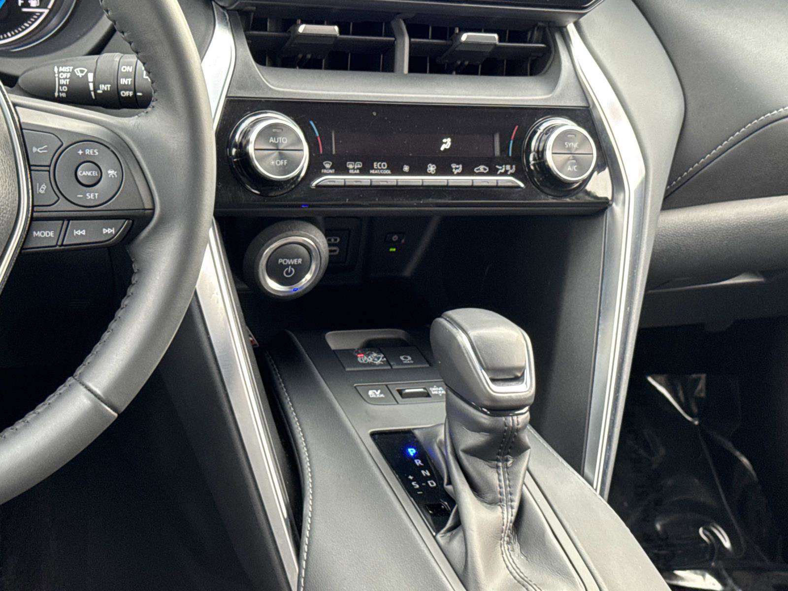 Used 2024 Toyota Venza LE image 4