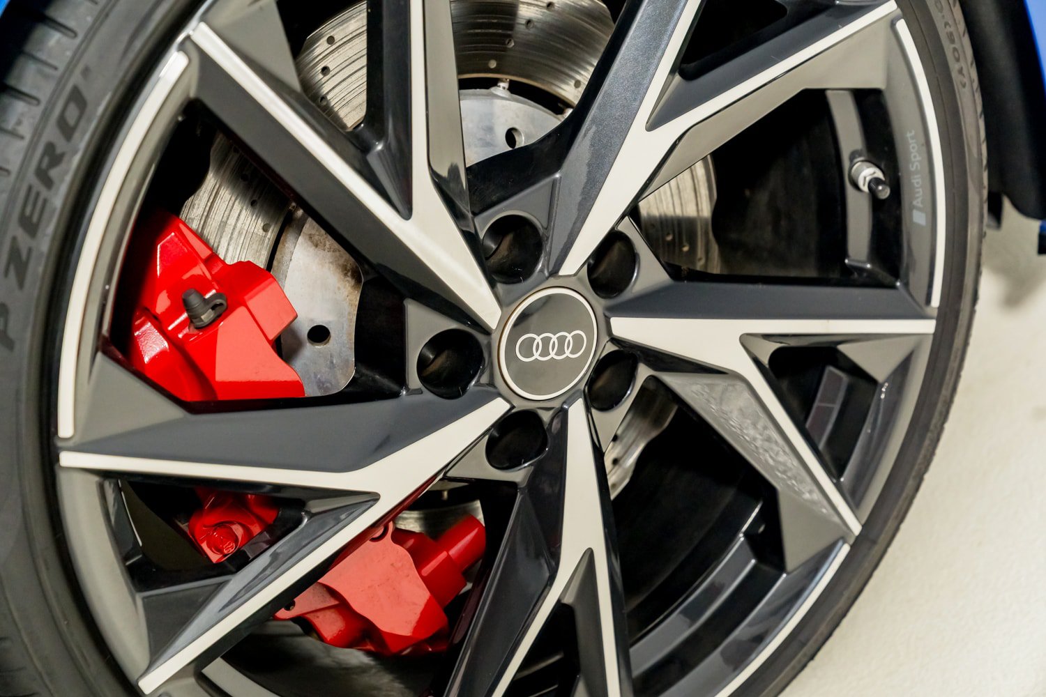 Used 2021 Audi R8 V10 w/ Premium Package RWD image 45