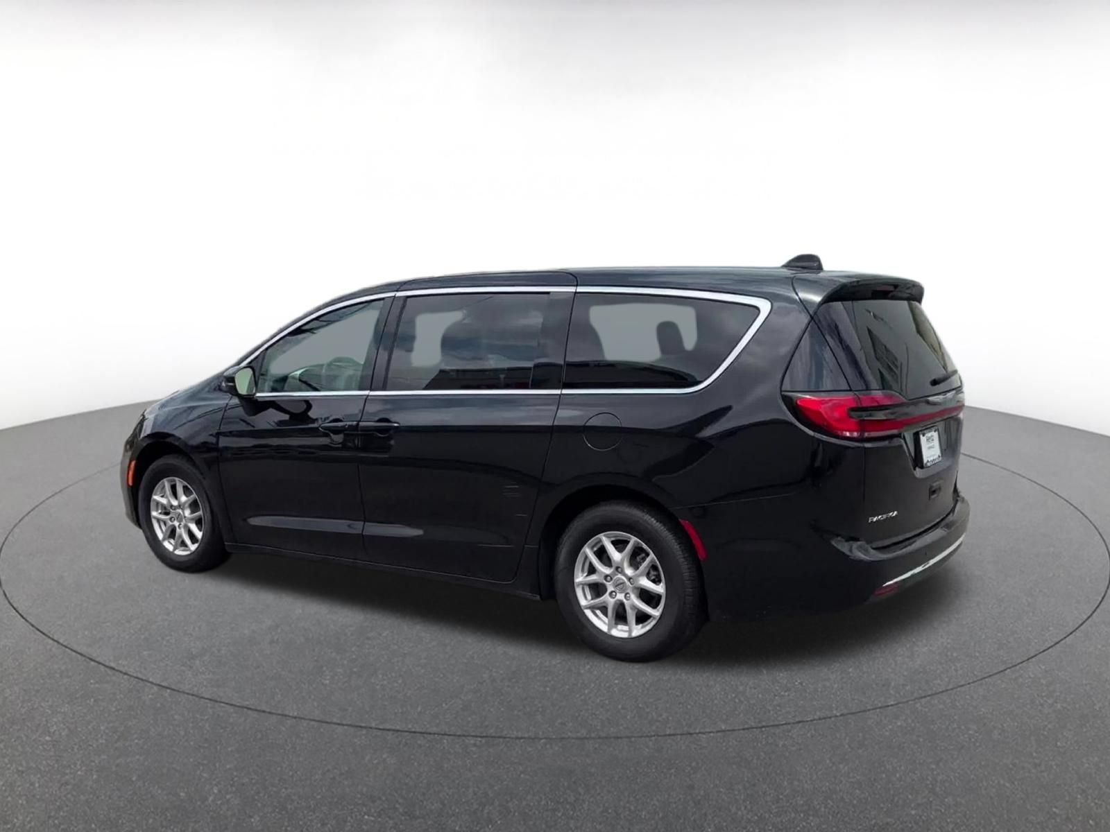 Used 2024 Chrysler Pacifica Touring-L FWD image 10