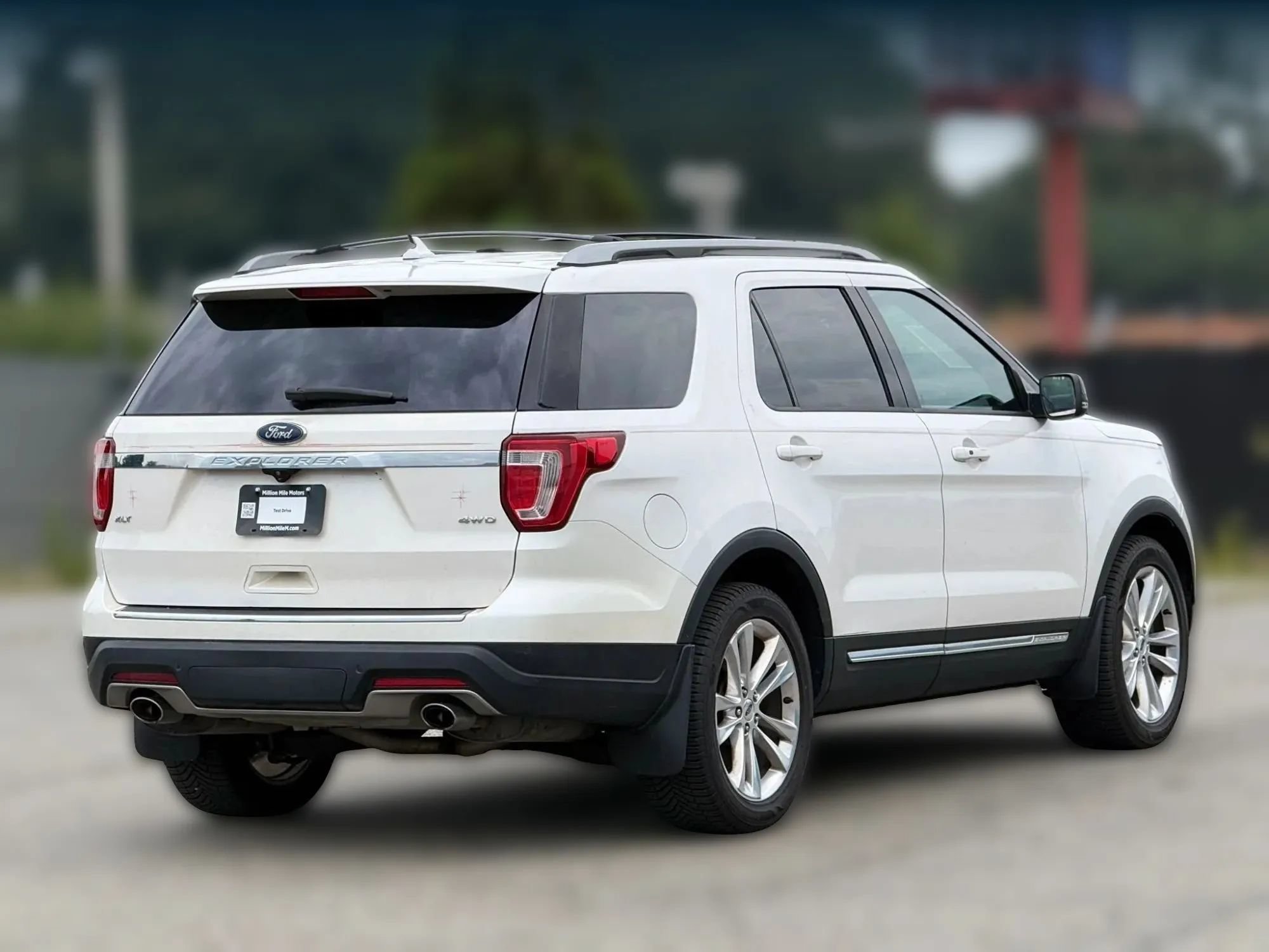 Used 2018 Ford Explorer XLT w/ Equipment Group 202A AWD/4WD image 9