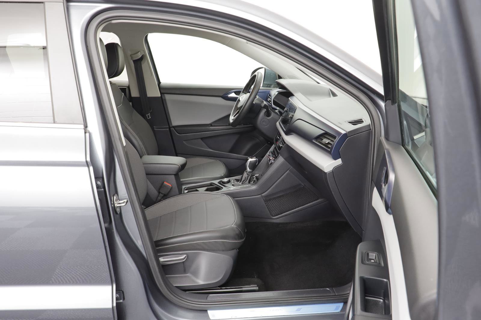 Certified 2023 Volkswagen Taos SE w/ Black Wheel Package image 19