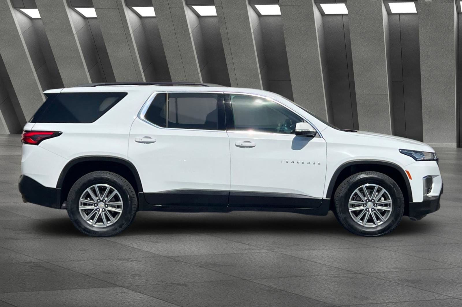 Used 2023 Chevrolet Traverse LT image 3