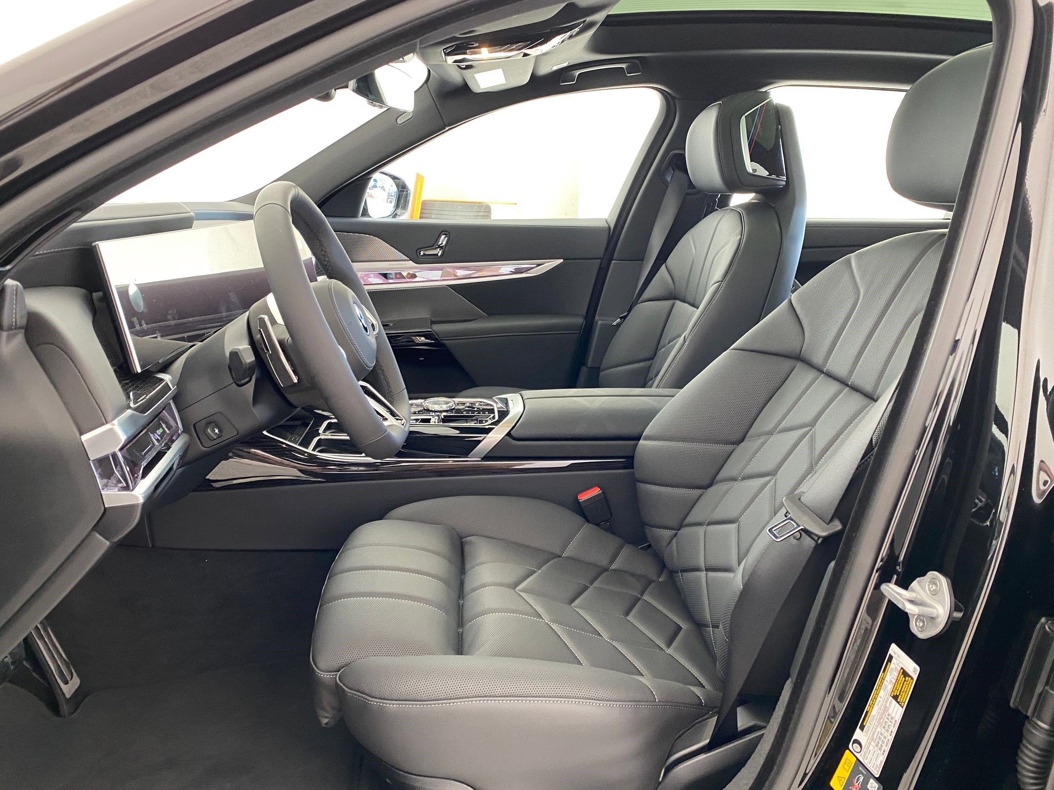 New 2026 BMW 750e xDrive w/ Premium Package image 5