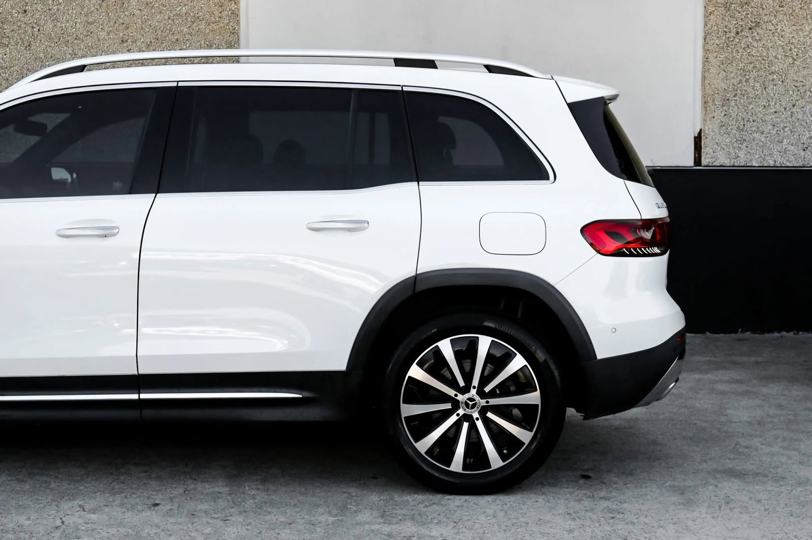 Used 2021 Mercedes-Benz GLB 250 4MATIC w/ Premium Package image 15