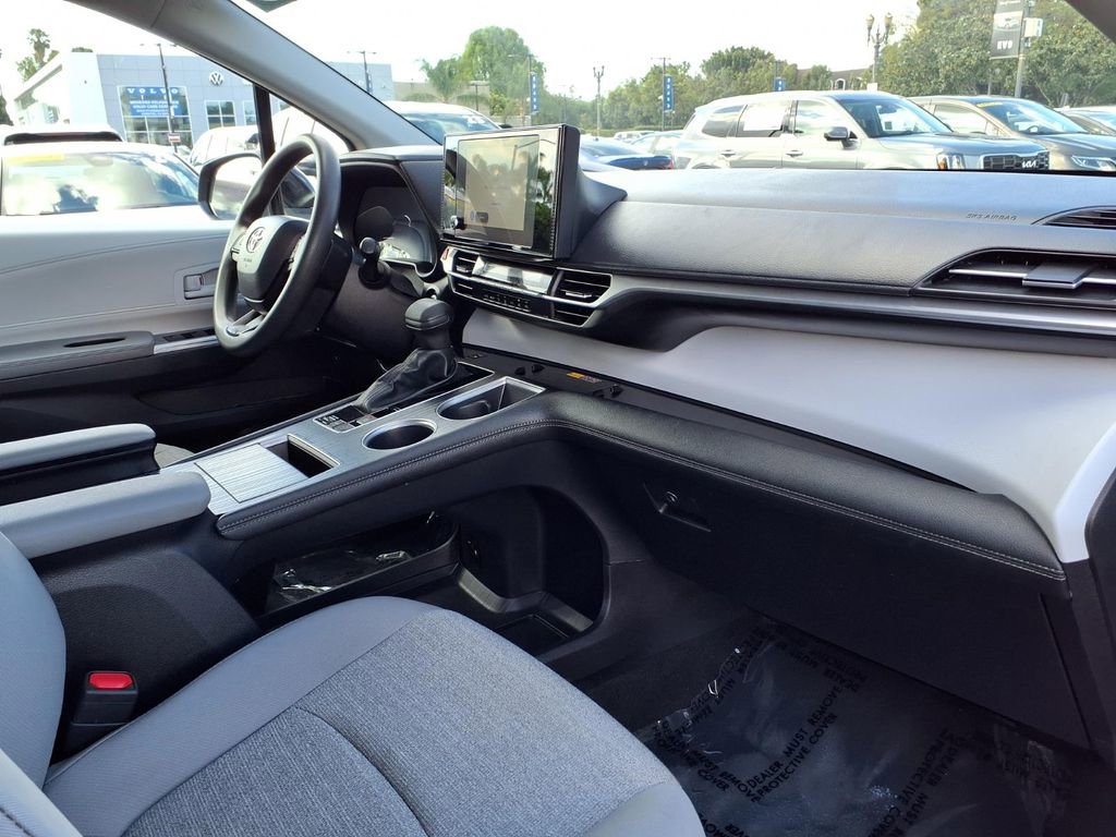 Used 2025 Toyota Sienna LE image 15