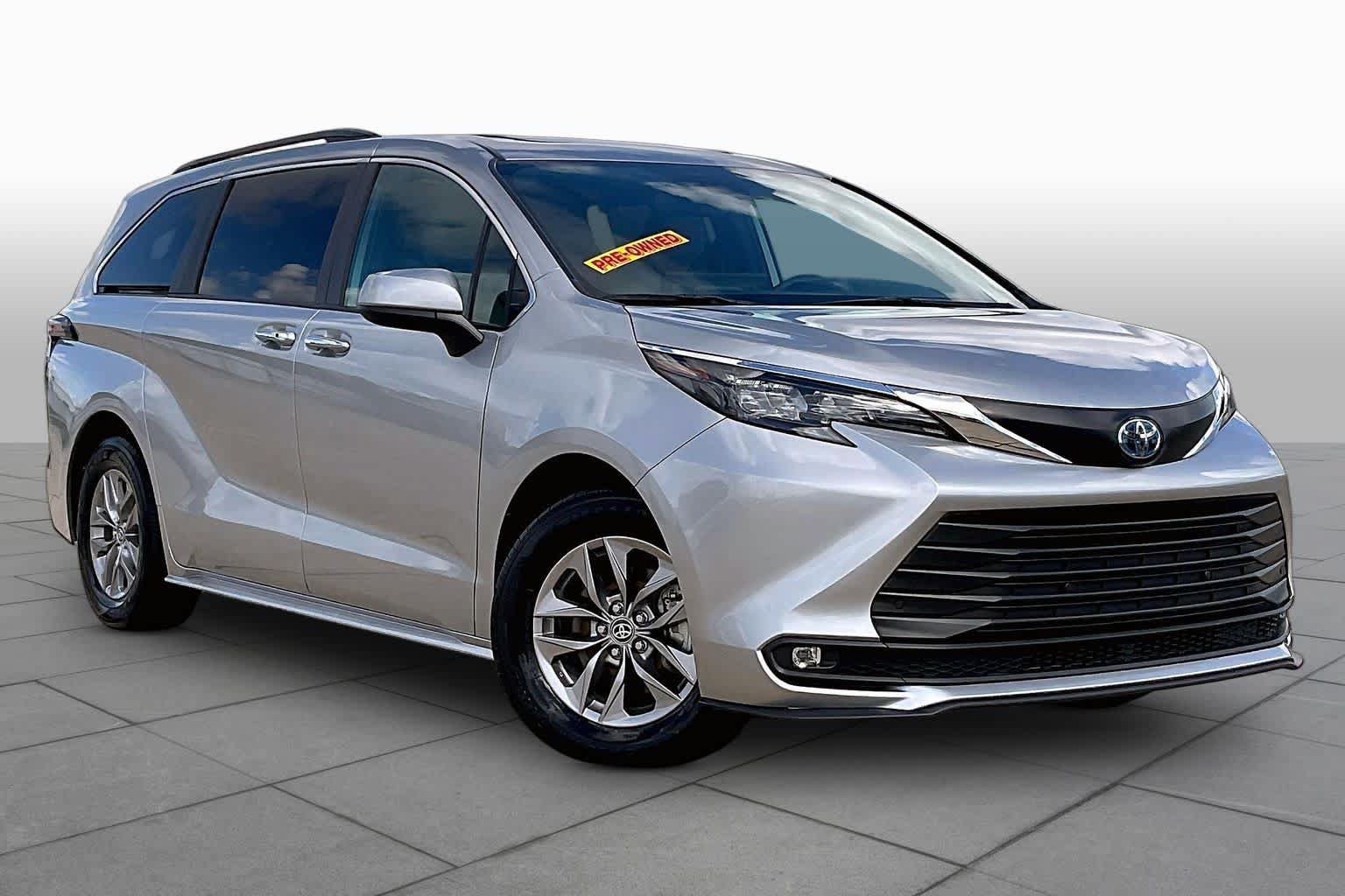 Used 2025 Toyota Sienna XLE FWD image 3