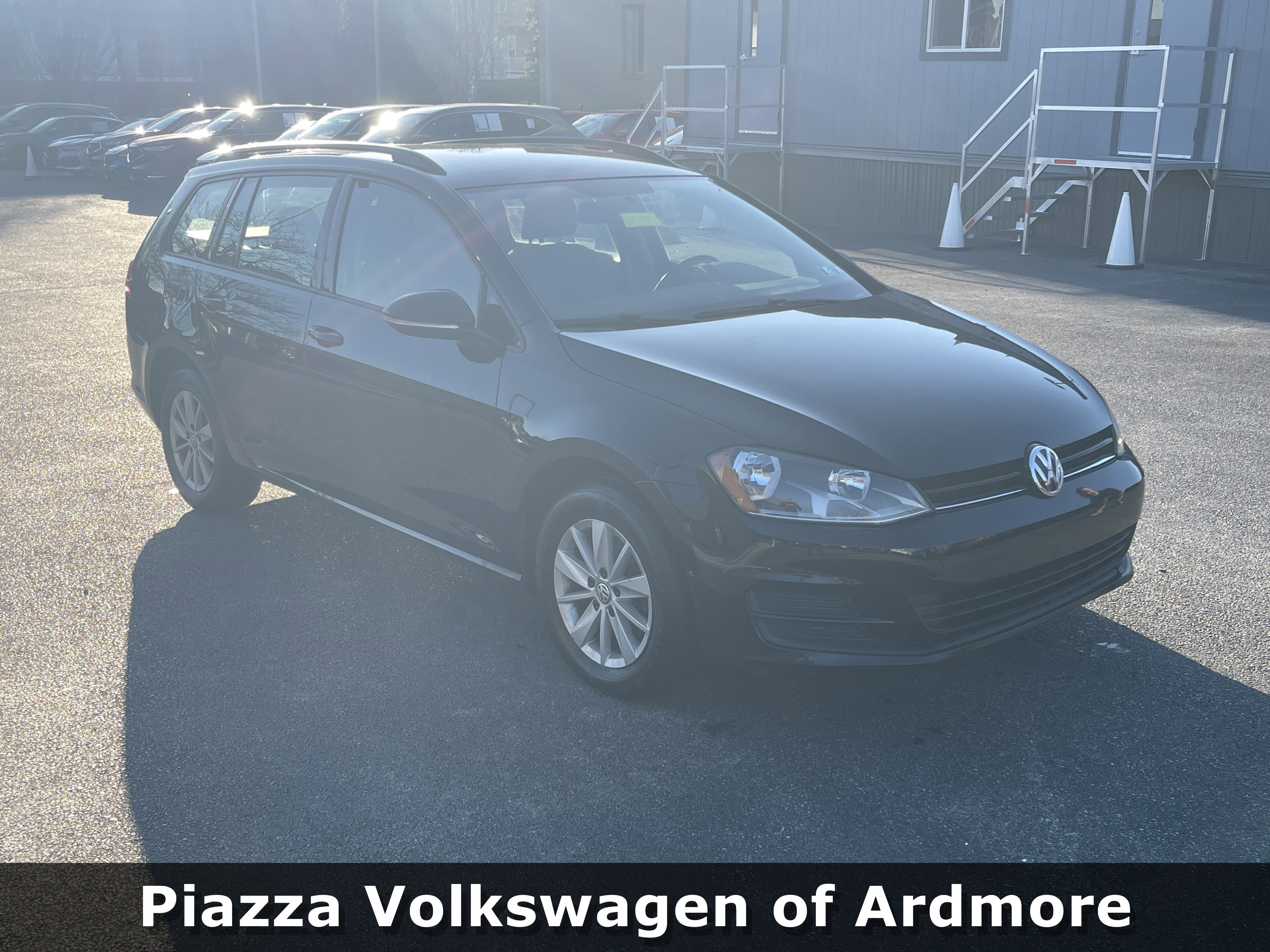 Used 2016 Volkswagen Golf S image 1