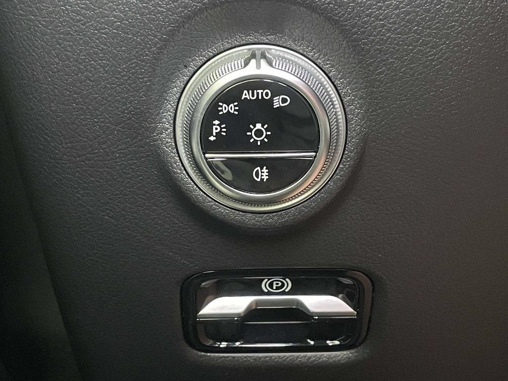 Used 2025 Mercedes-Benz C 300 4MATIC Sedan image 28