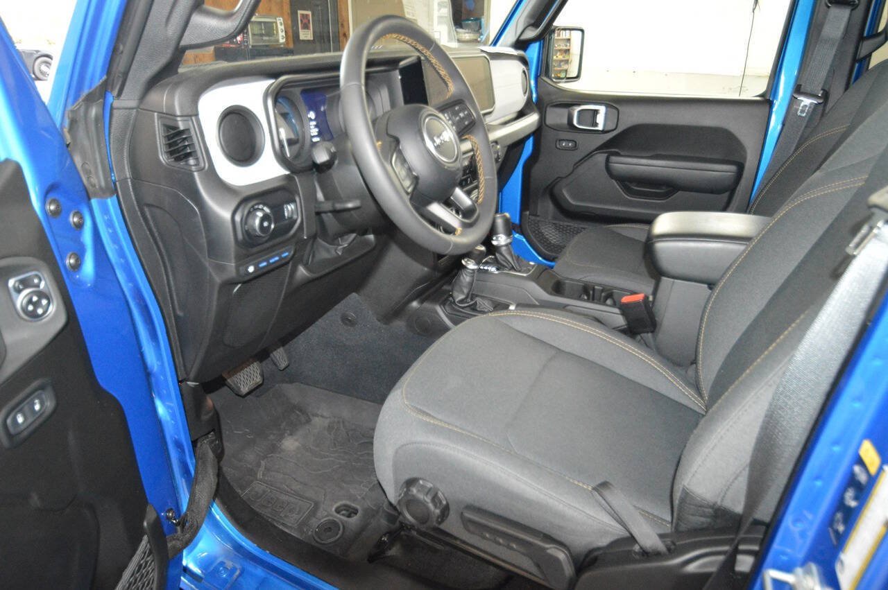 Used 2024 Jeep Wrangler Unlimited w/ Convenience Group AWD/4WD image 23