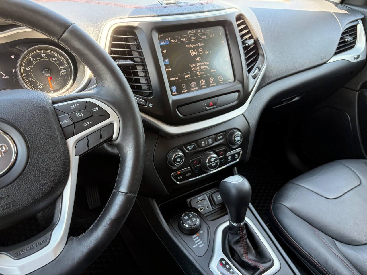 Used 2016 Jeep Cherokee Trailhawk w/ Comfort/Convenience Group AWD/4WD image 28