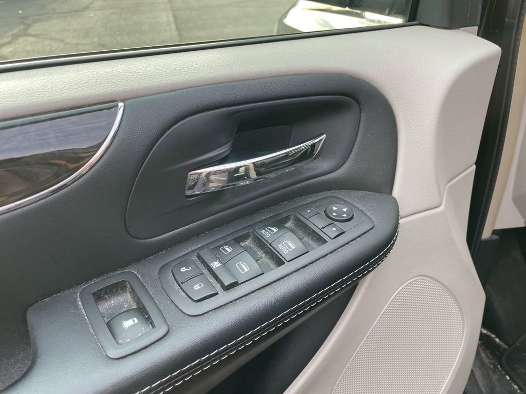 Used 2014 Chrysler Town & Country Touring image 15