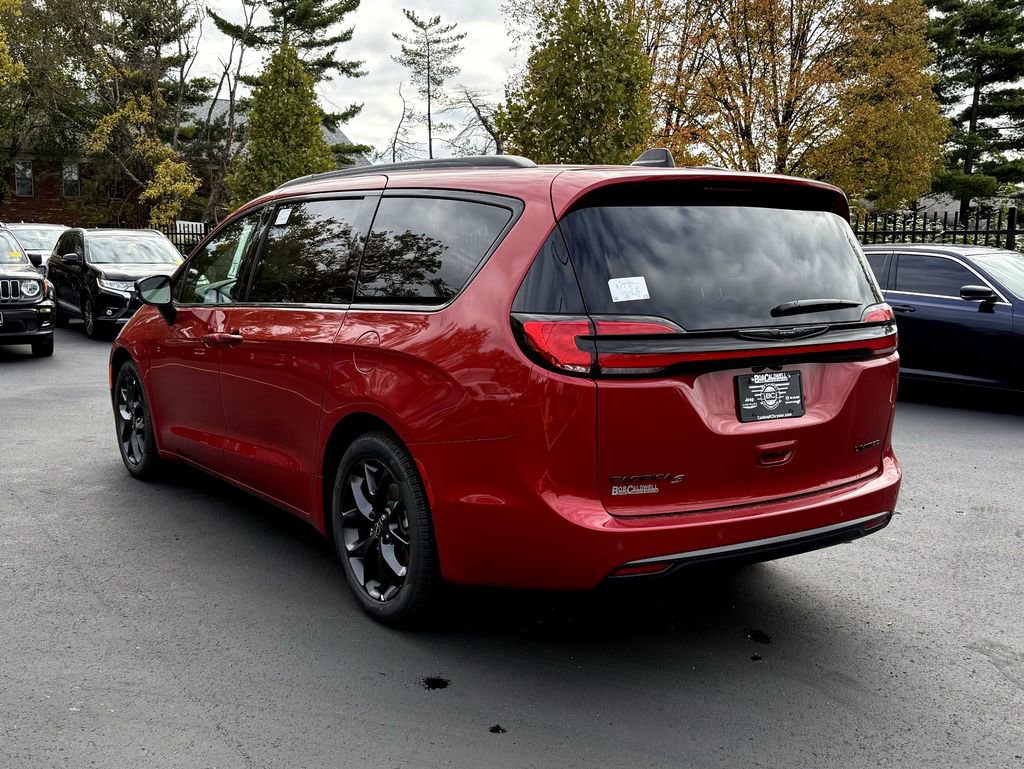New 2026 Chrysler Pacifica Limited w/ Uconnect Theater Family Group FWD image 5