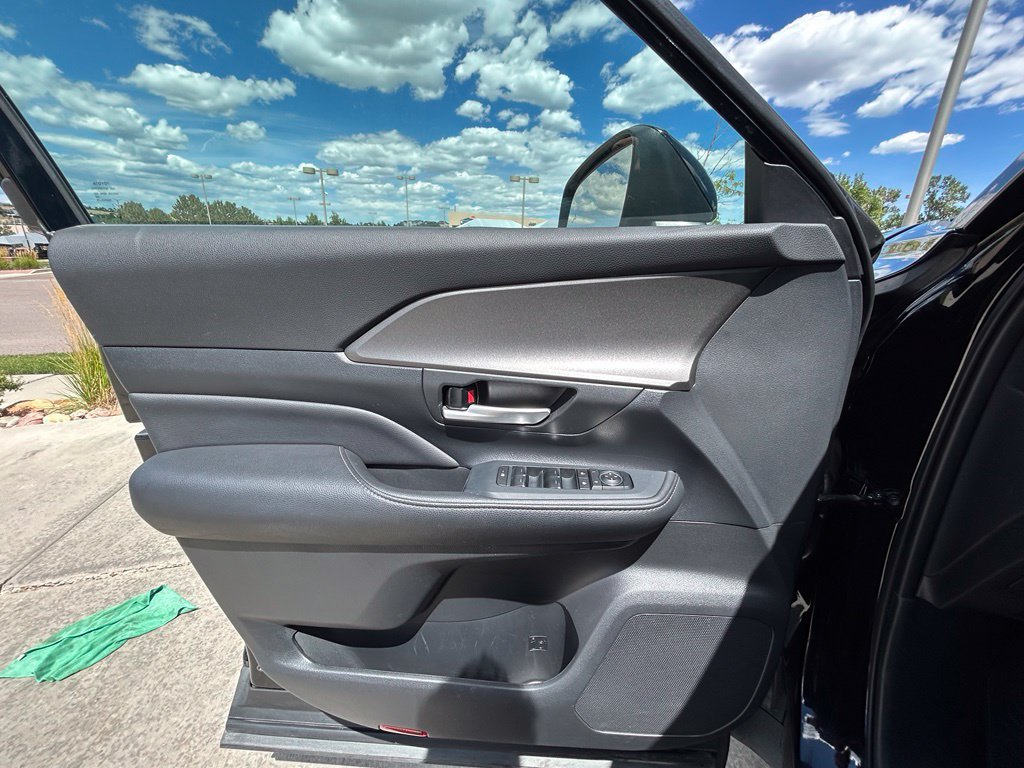 Used 2025 Toyota Grand Highlander AWD image 24