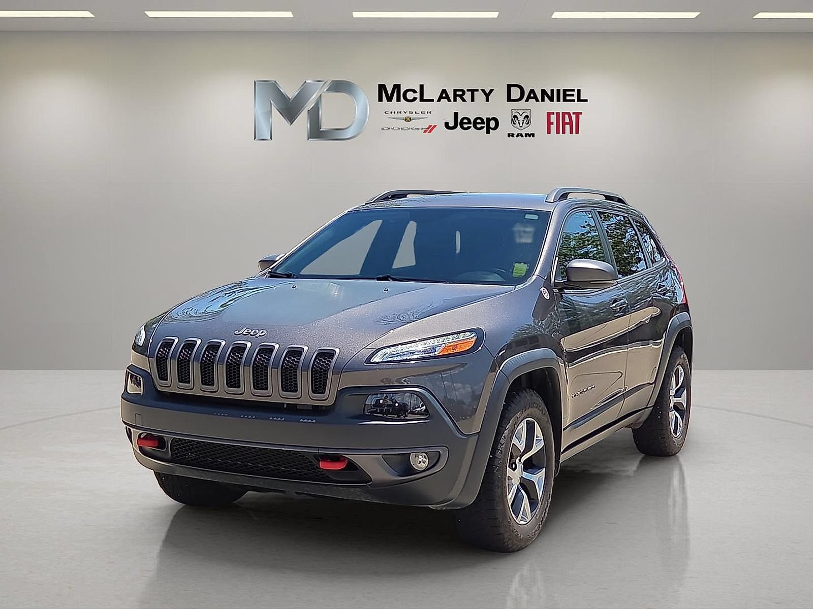 Used 2018 Jeep Cherokee Trailhawk AWD/4WD image 2